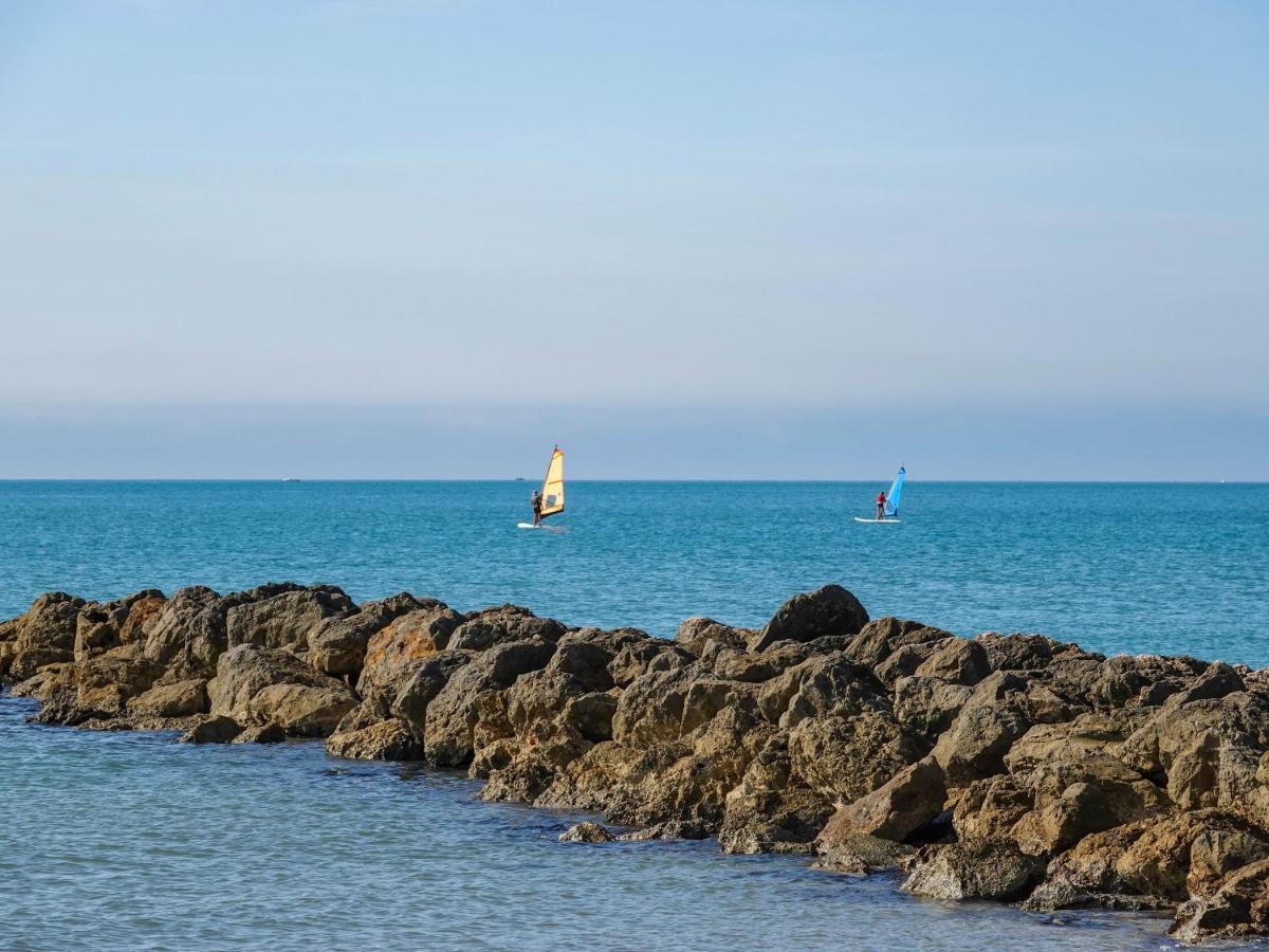 Отель Camping Pleine Mer Виас Экстерьер фото